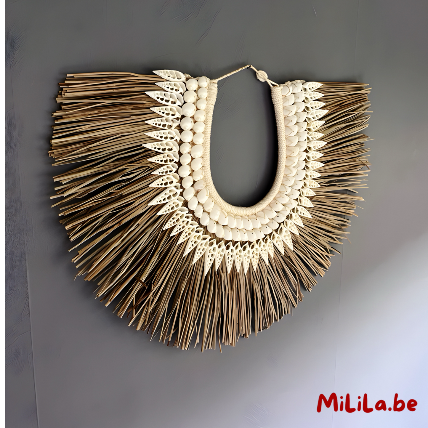 Bohemian wanddecoratie van schelpen en grasvezels in een neutraal interieur