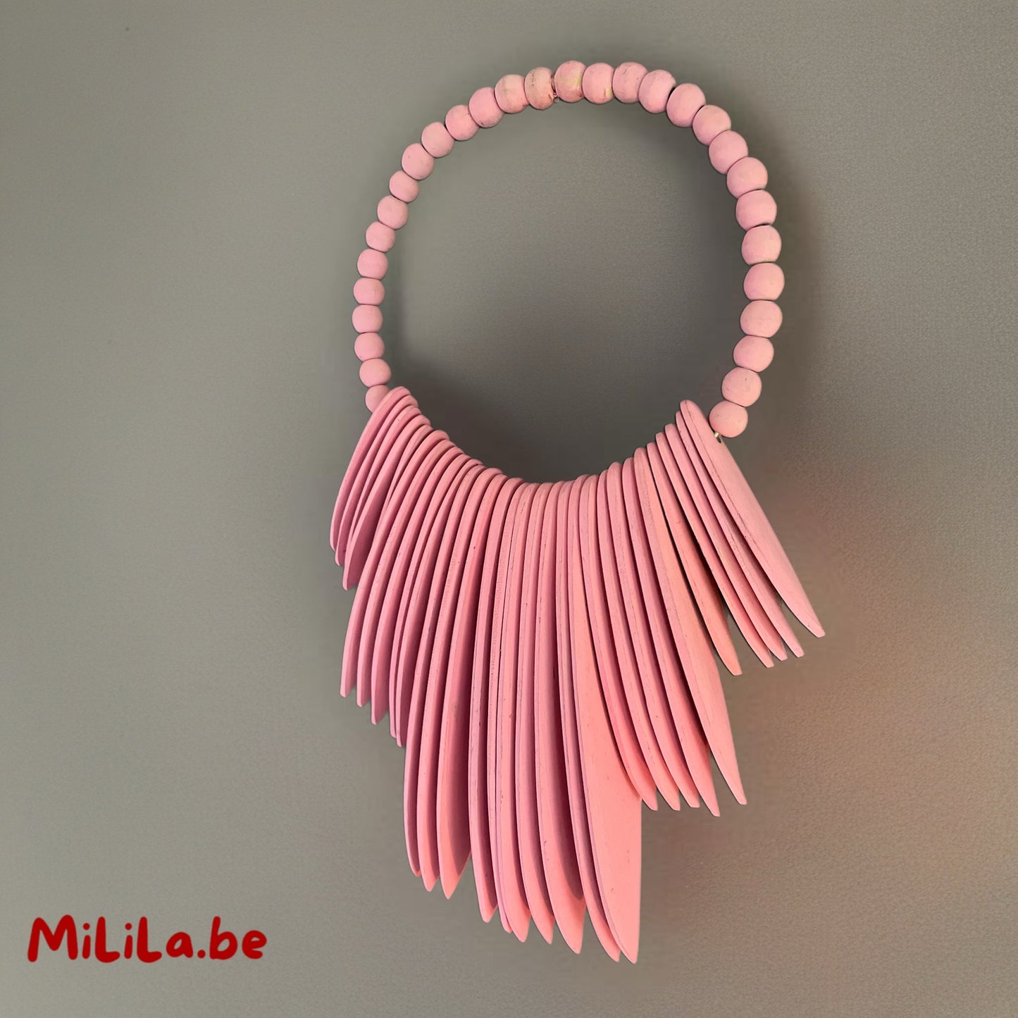 Roze houten wanddecoratie op neutrale achtergrond