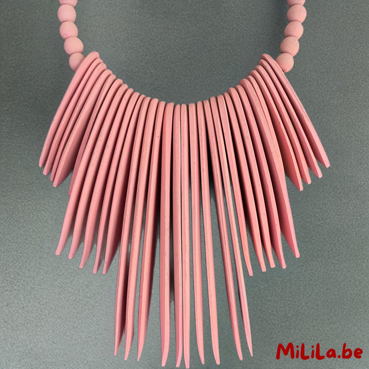 Detail van roze houten kralen en lamellen