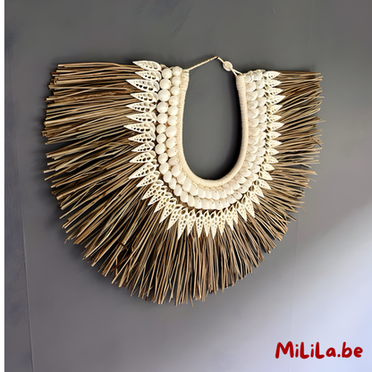 Bohemian wanddecoratie van schelpen en grasvezels in een neutraal interieur