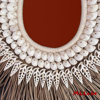 Handgemaakte Balinese wanddecoratie met schelpen en natuurlijke franjes