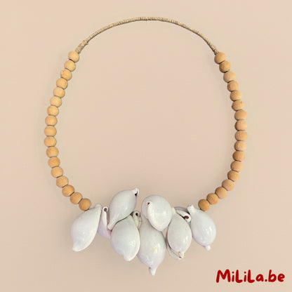 Handgemaakte houten wanddecoratie met schelpen uit Indonesië