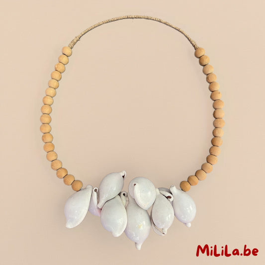 Handgemaakte houten wanddecoratie met schelpen uit Indonesië