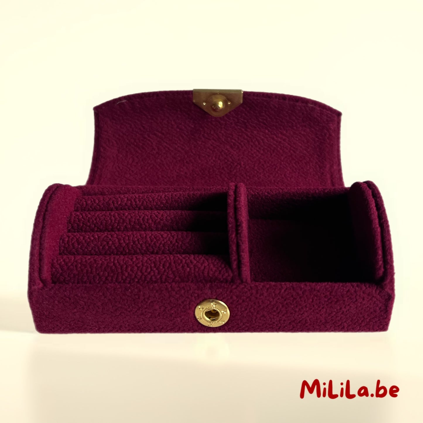 Detailfoto van de vakken en ringhouder in het compacte juwelendoosje