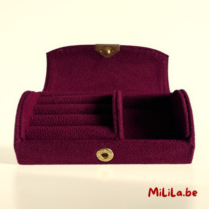 Detailfoto van de vakken en ringhouder in het compacte juwelendoosje