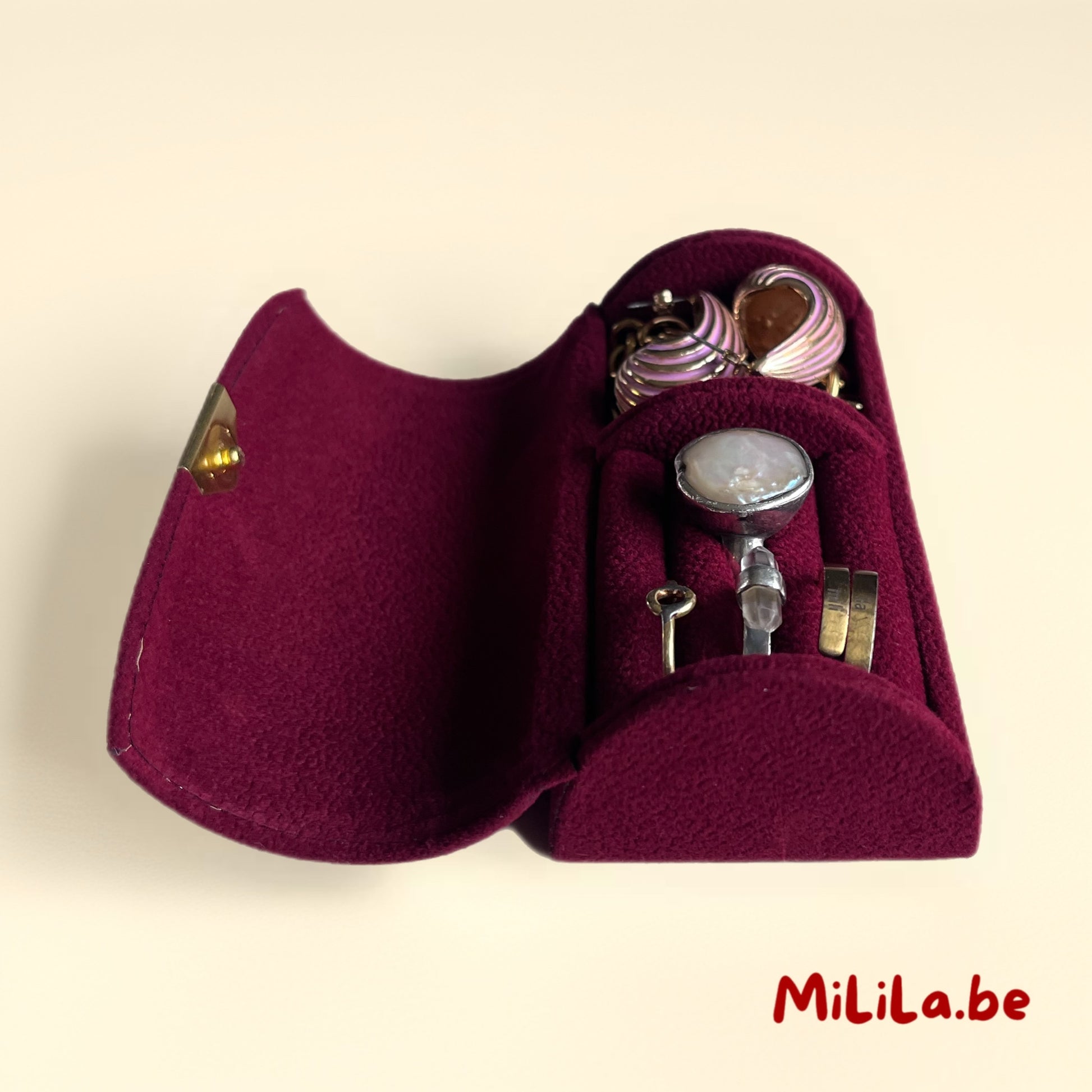Lifestylefoto van het juwelendoosje als reisaccessoire van MiLiLa