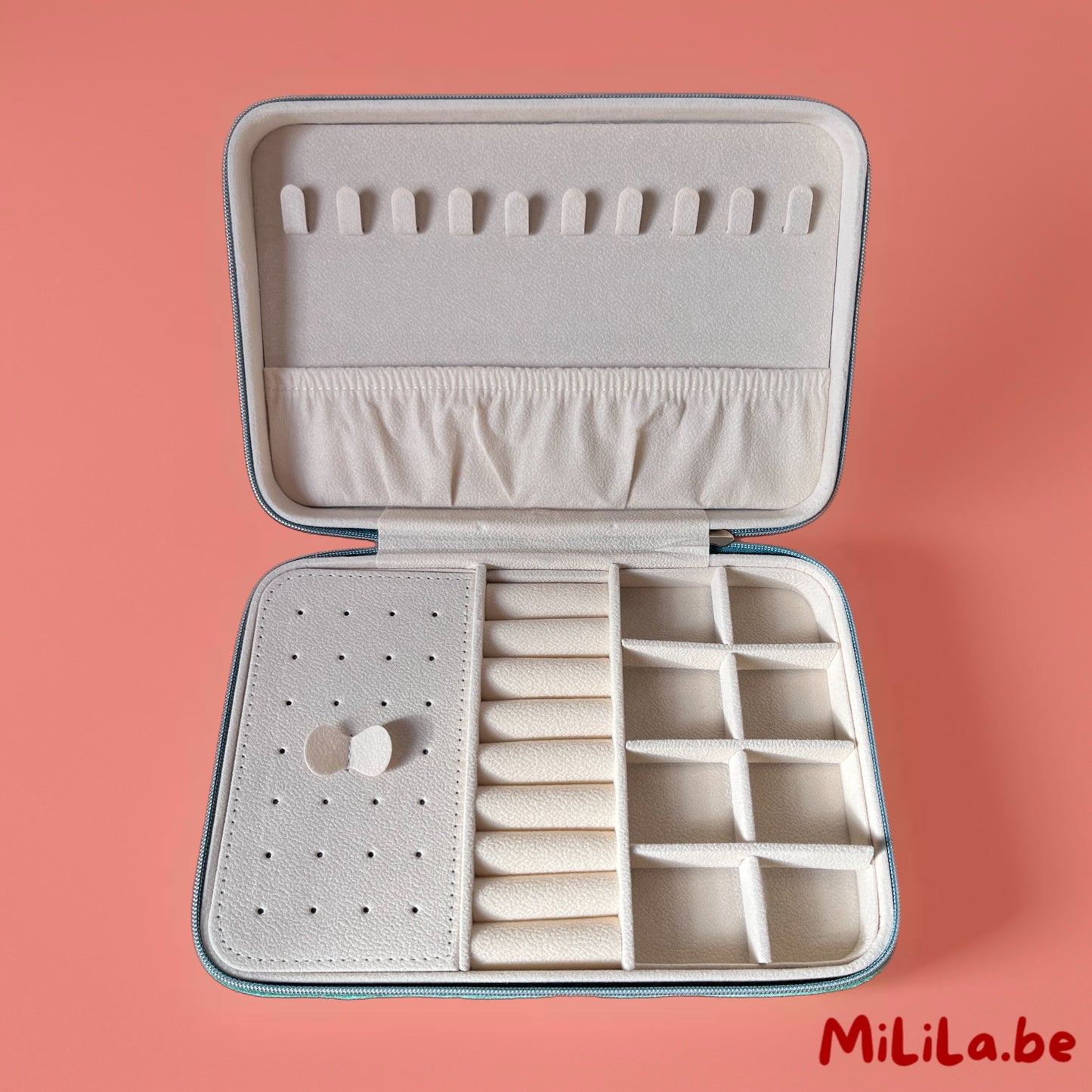 Binnenkant van het juwelenkistje met aparte vakjes voor ringen, oorbellen en kettingen