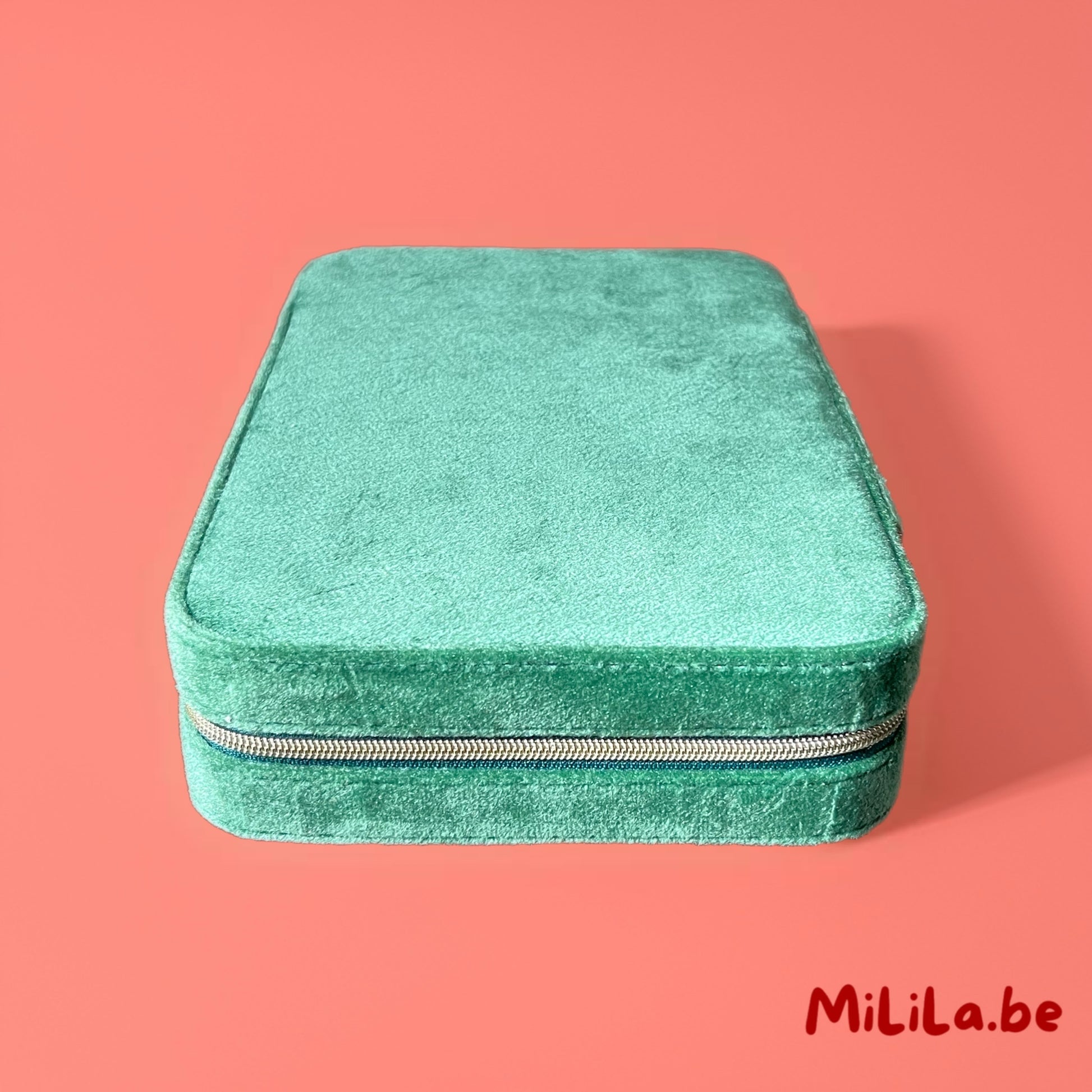 Detailfoto van het zachte suède en de fijne afwerking van het juwelenkistje