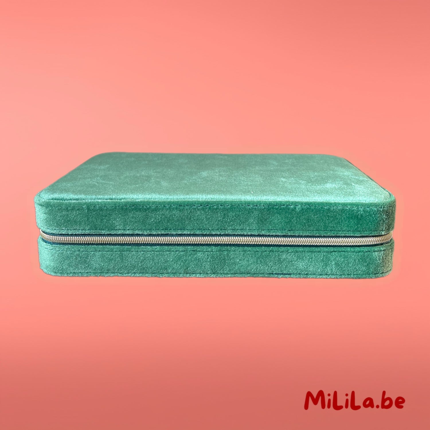 Gesloten juwelenkistje in groene suède stof met rits