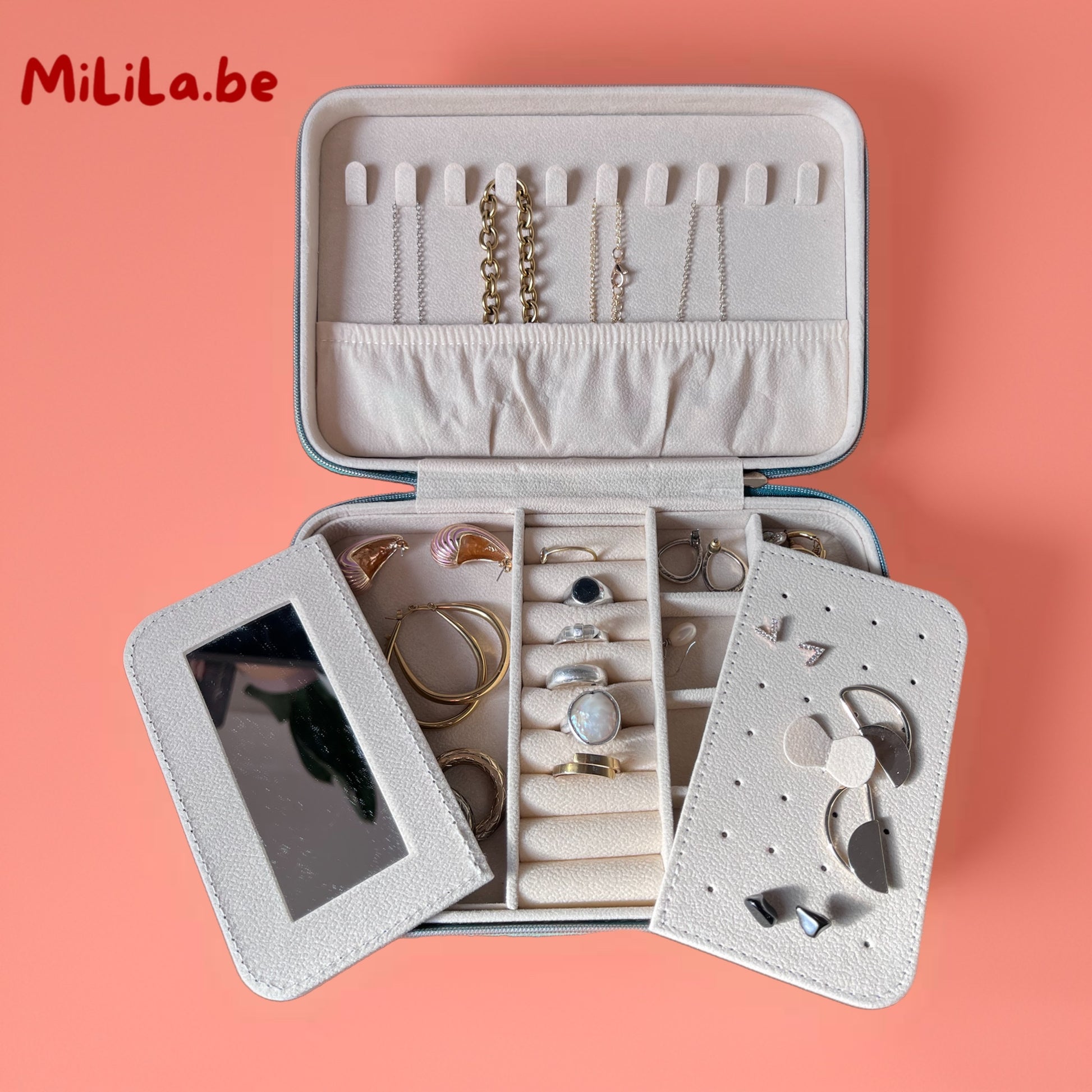 Luxe groen suède juwelenkistje open met ringen, oorbellen en kettingen erin