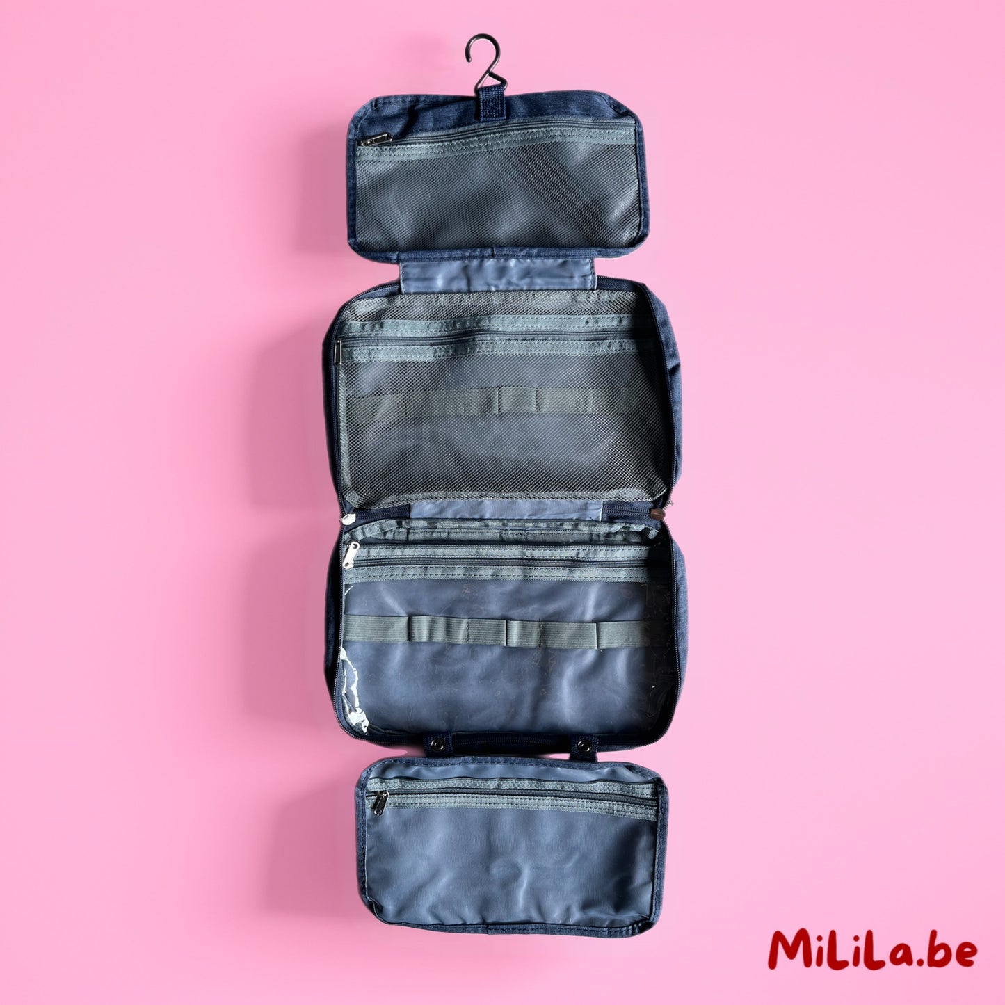 Hangende toilettas van MiLiLa opengeklapt met overzichtelijke vakindeling