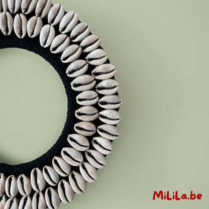 Detailfoto van de schelpen en het katoenkoord van de tassel