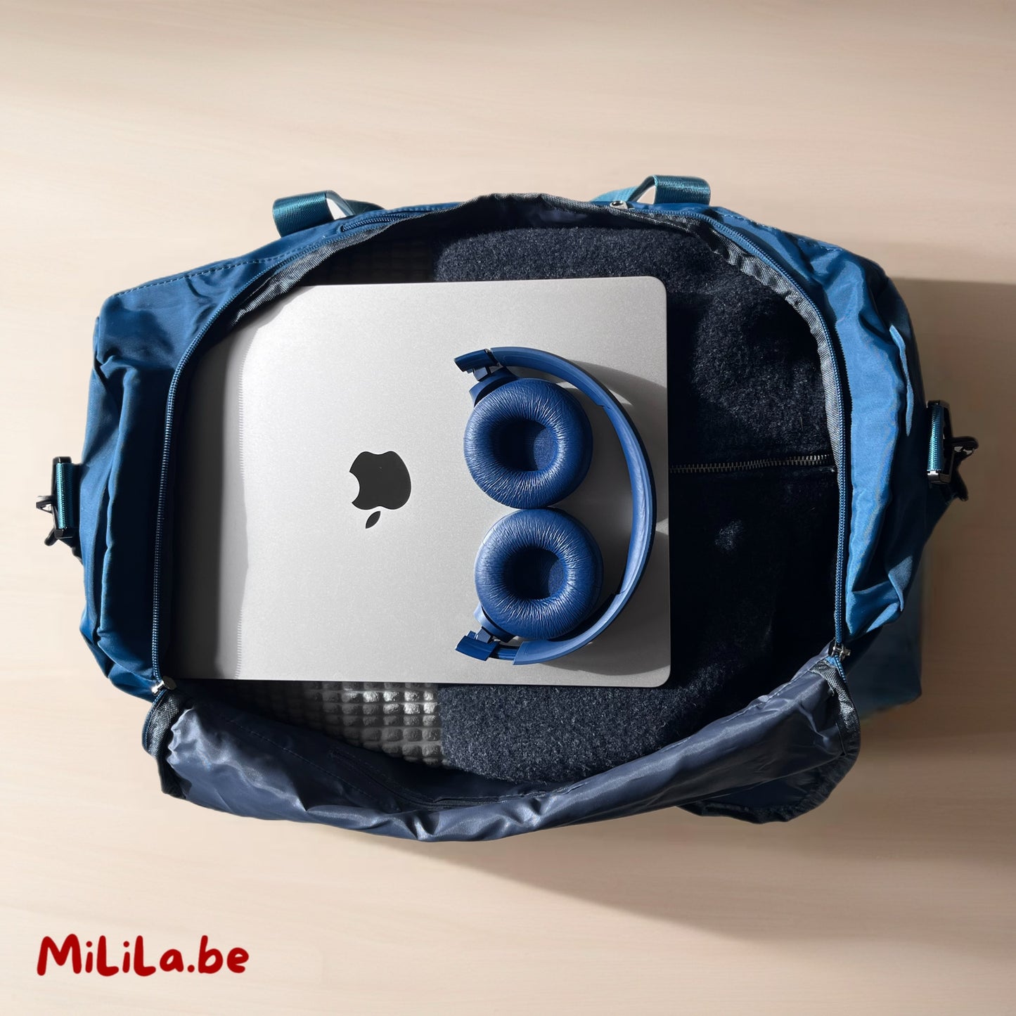 Binnenkant van de MiLiLa weekendtas met grote inhoud en meerdere vakken voor kleding en accessoires.