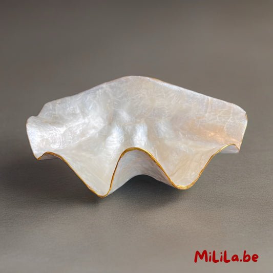 Close-up van de gouden rand van het handgemaakte parelmoeren schaaltje