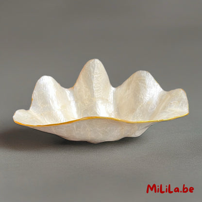 Handgemaakt parelmoeren schaaltje met gouden rand, vooraanzicht