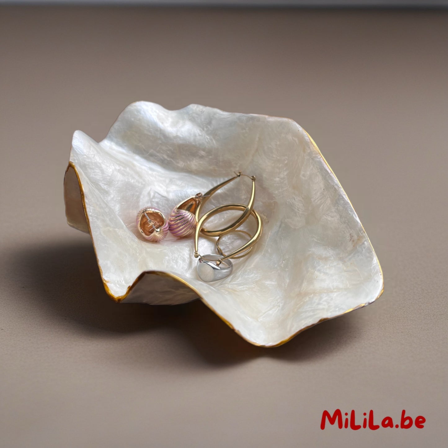 Parelmoeren schaaltje van MiLiLa gebruikt als sieradenschaaltje