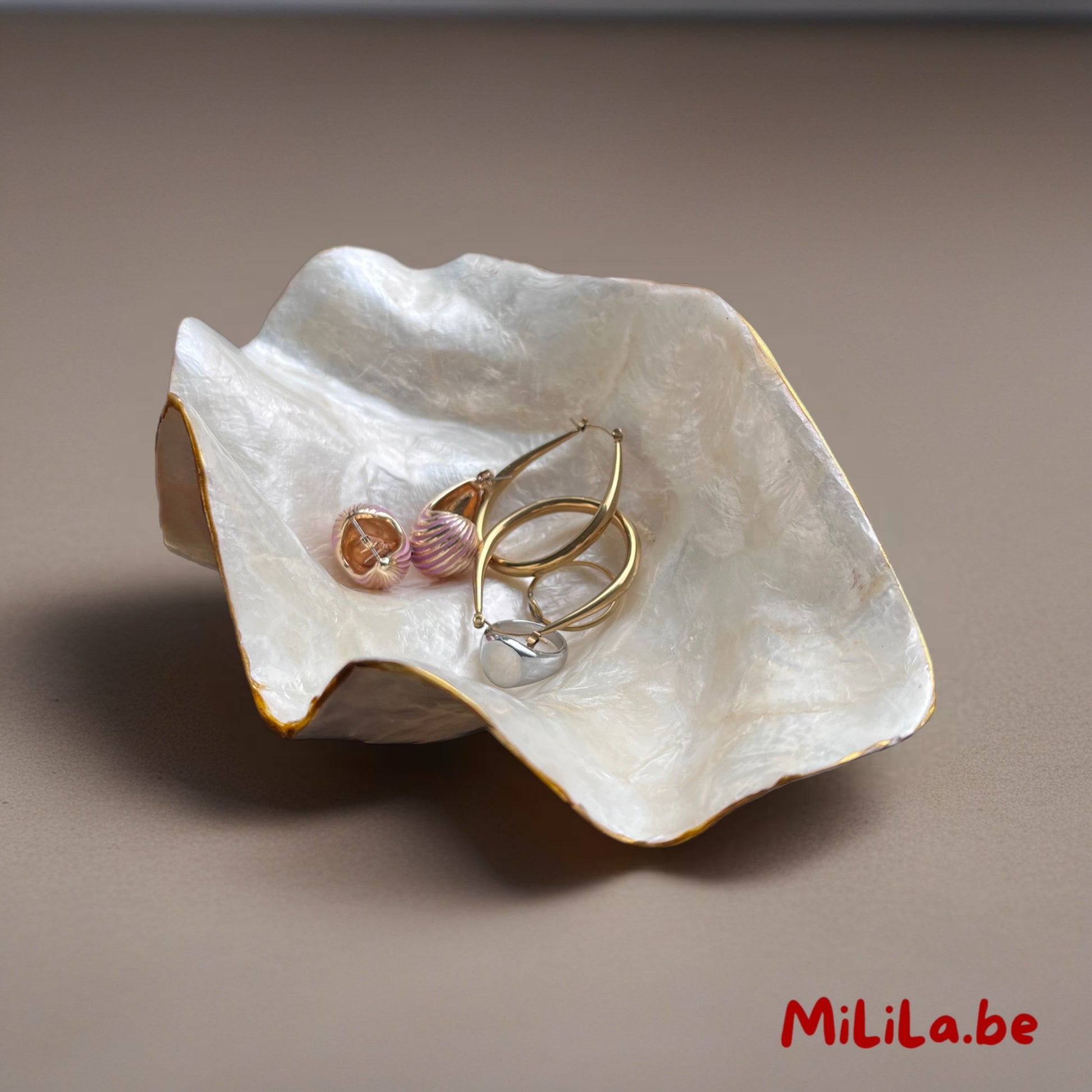 Parelmoeren schaaltje van MiLiLa gebruikt als sieradenschaaltje