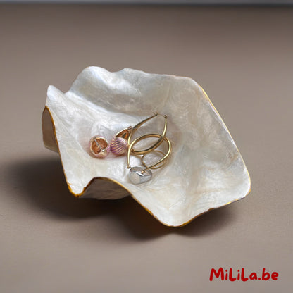 Parelmoeren schaaltje van MiLiLa gebruikt als sieradenschaaltje