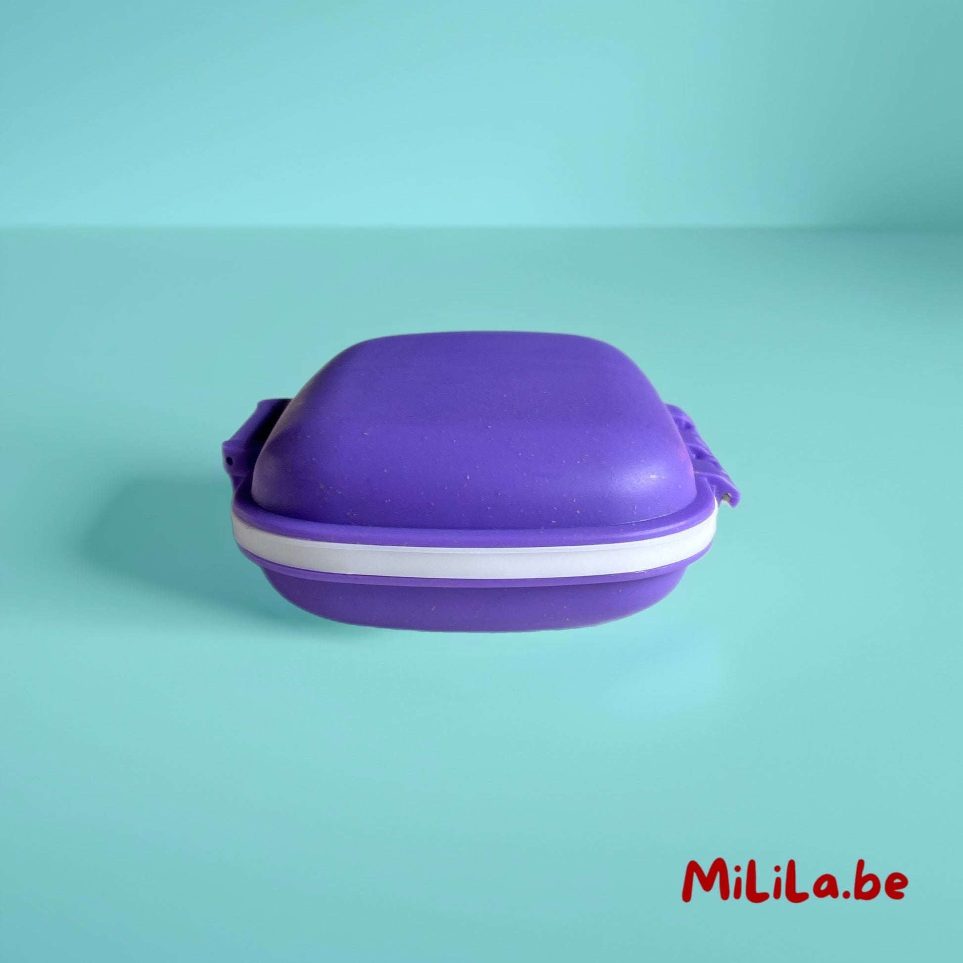 Pillendoosje in compact reisformaat naast handbagage