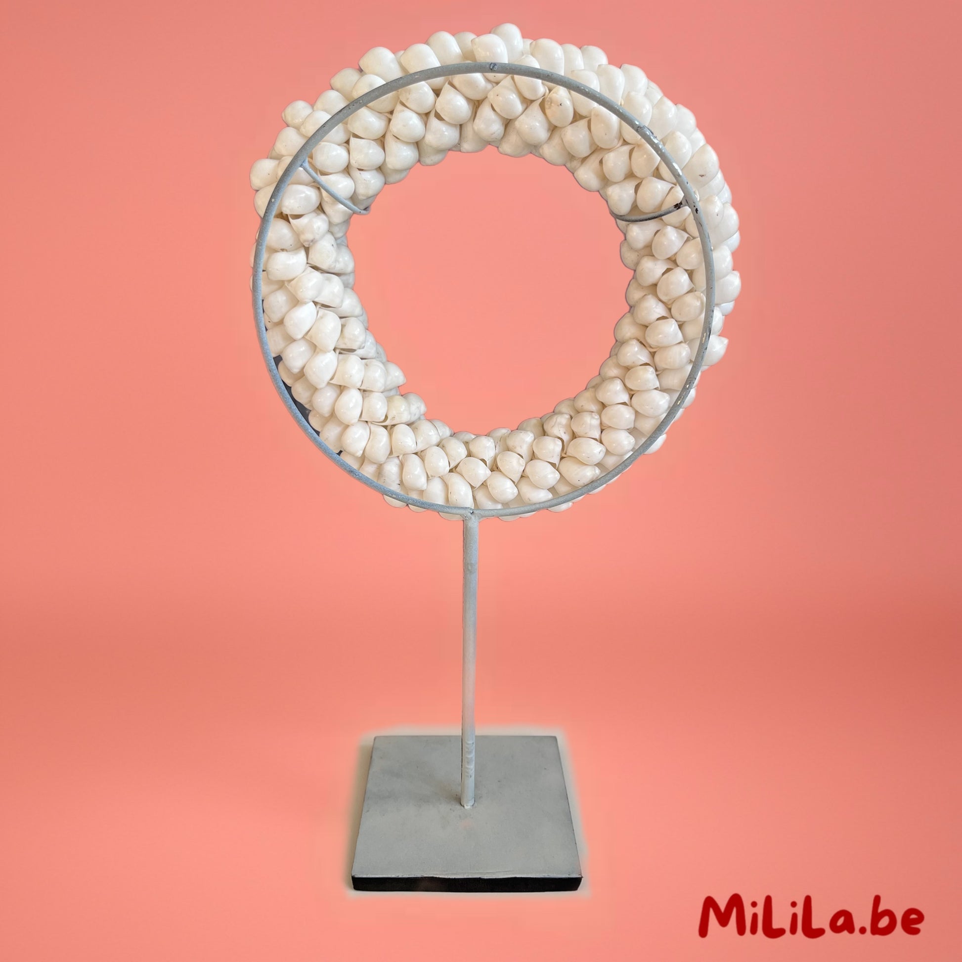 Schelpenornament op staander als stijlvolle woondecoratie in woonkamer