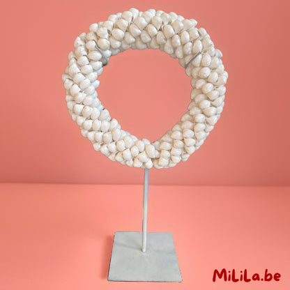 Handgemaakt rond schelpenornament op metalen staander, vooraanzicht