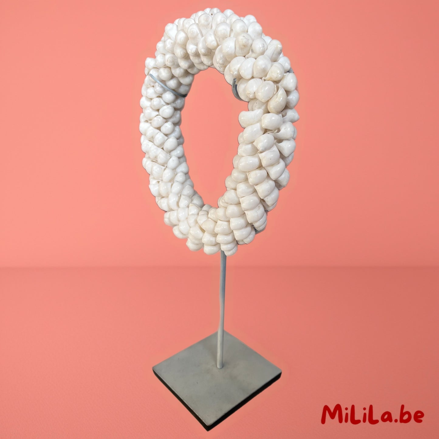 Zijkant van het ronde schelpenornament op metalen staander