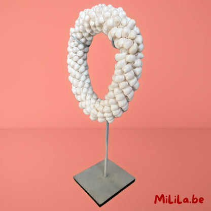 Zijkant van het ronde schelpenornament op metalen staander