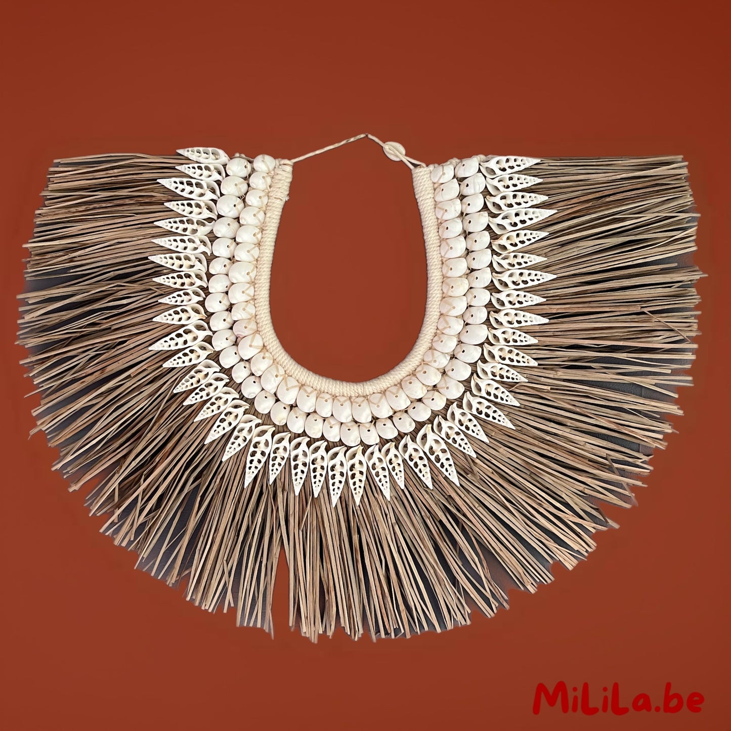 Handgemaakte tribal wanddecoratie met schelpen en natuurlijke materialen – vooraanzicht